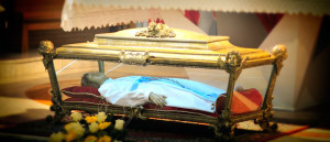 The glass Casket. Her skeletal remains are enclosed in the wax statue
