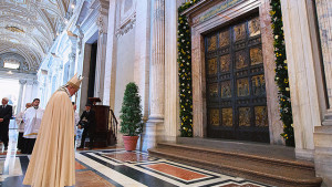 pope-francis-holy-door-640x360